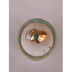 Anello in oro giallo 18 Kt con Smeraldo ovale e Brillantini montati su oro bianco.