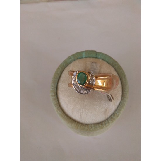 Anello in oro giallo 18 Kt con Smeraldo ovale e Brillantini montati su oro bianco.