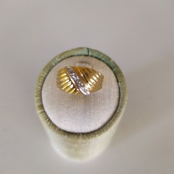 Anello in oro giallo 18 Kt con 6  Brillantini montati su oro bianco.