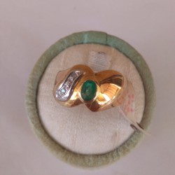 Anello in oro giallo 18 Kt con Smeraldo ovale e Brillantini montati su oro bianco.