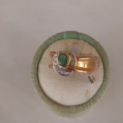 Anello in oro giallo 18 Kt con Smeraldo ovale e Brillantini montati su oro bianco.